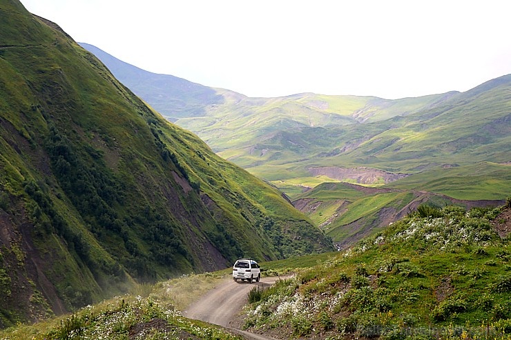 Travelnews.lv ar 4x4 mikroautobusu izbrauc Kaukāza kalnu serpentīnus. Atbalsta: Georgia.Travel 265326