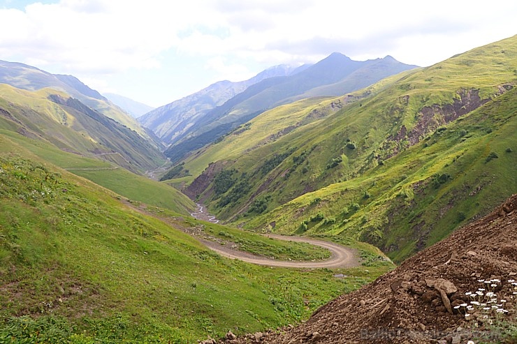 Travelnews.lv ar 4x4 mikroautobusu izbrauc Kaukāza kalnu serpentīnus. Atbalsta: Georgia.Travel 265328