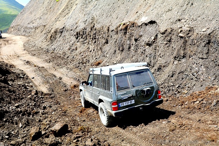 Travelnews.lv ar 4x4 mikroautobusu izbrauc Kaukāza kalnu serpentīnus. Atbalsta: Georgia.Travel 265340