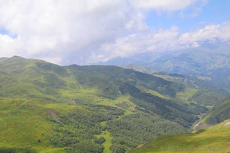 Travelnews.lv ar 4x4 mikroautobusu izbrauc Kaukāza kalnu serpentīnus. Atbalsta: Georgia.Travel 265346