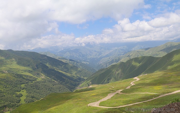 Travelnews.lv ar 4x4 mikroautobusu izbrauc Kaukāza kalnu serpentīnus. Atbalsta: Georgia.Travel 265347