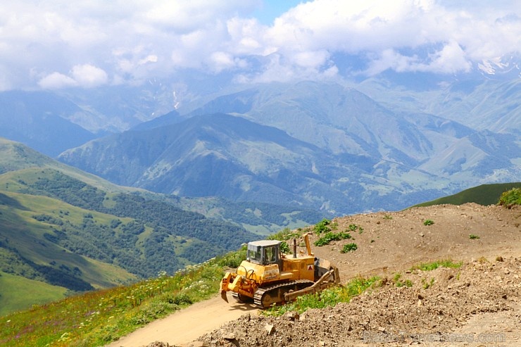 Travelnews.lv ar 4x4 mikroautobusu izbrauc Kaukāza kalnu serpentīnus. Atbalsta: Georgia.Travel 265349