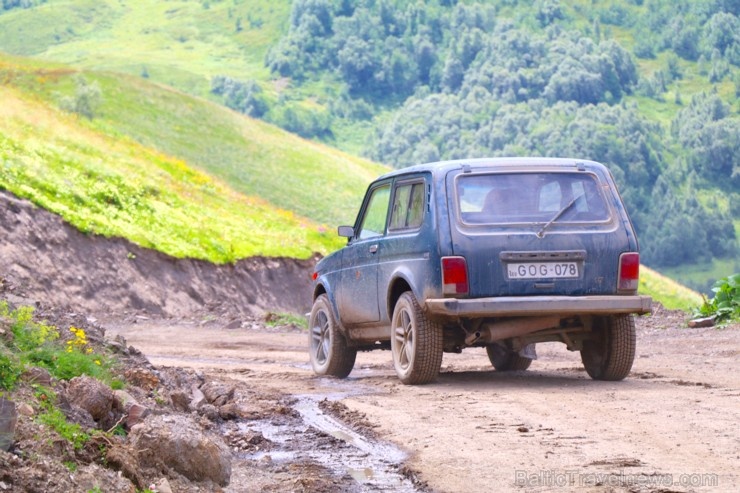 Travelnews.lv ar 4x4 mikroautobusu izbrauc Kaukāza kalnu serpentīnus. Atbalsta: Georgia.Travel 265351