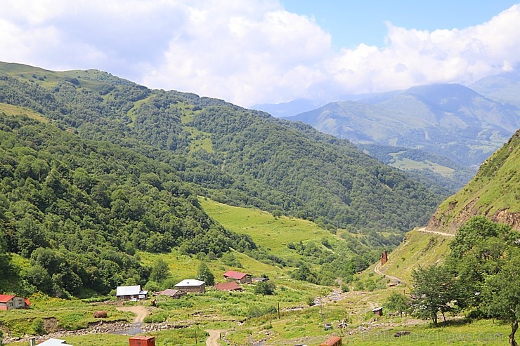 Travelnews.lv ar 4x4 mikroautobusu izbrauc Kaukāza kalnu serpentīnus. Atbalsta: Georgia.Travel 265352