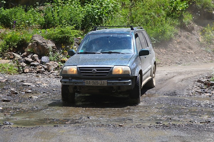 Travelnews.lv ar 4x4 mikroautobusu izbrauc Kaukāza kalnu serpentīnus. Atbalsta: Georgia.Travel 265354