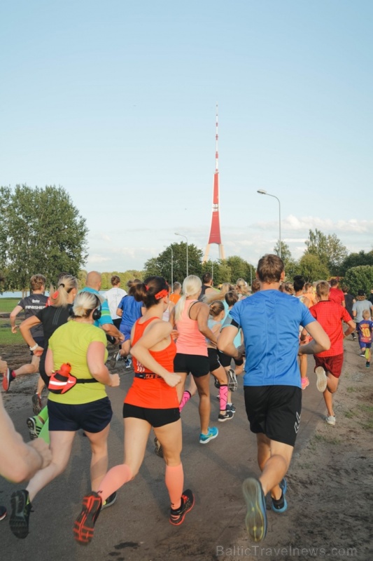 Pozitīvā, sportiskā un jautrā gaisotnē, pulcējot vairāk kā pus tūkstoti dalībnieku, noslēdzās skriešanas seriāla 