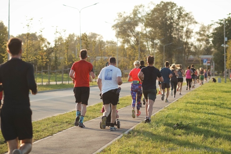 Pozitīvā, sportiskā un jautrā gaisotnē, pulcējot vairāk kā pus tūkstoti dalībnieku, noslēdzās skriešanas seriāla 