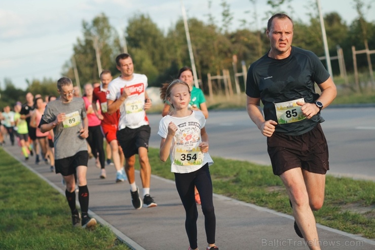 Pozitīvā, sportiskā un jautrā gaisotnē, pulcējot vairāk kā pus tūkstoti dalībnieku, noslēdzās skriešanas seriāla 