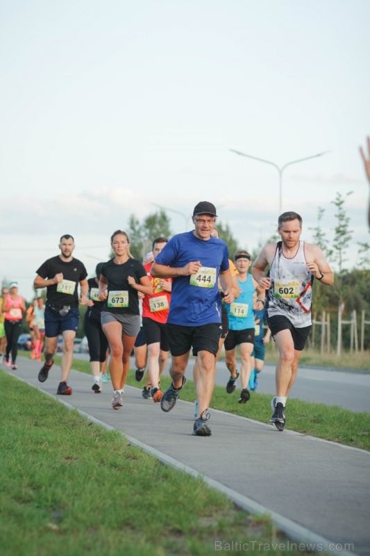 Pozitīvā, sportiskā un jautrā gaisotnē, pulcējot vairāk kā pus tūkstoti dalībnieku, noslēdzās skriešanas seriāla 