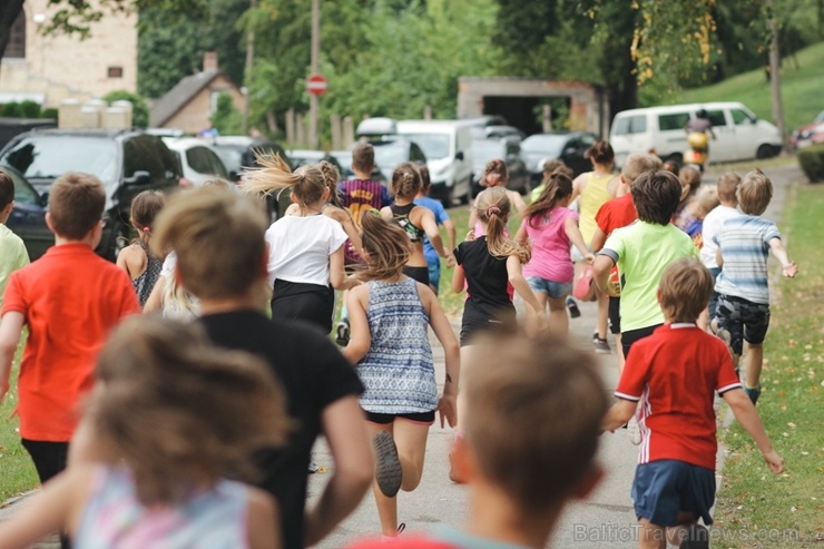 Pozitīvā, sportiskā un jautrā gaisotnē, pulcējot vairāk kā pus tūkstoti dalībnieku, noslēdzās skriešanas seriāla 