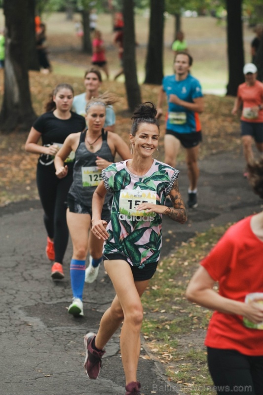 Pozitīvā, sportiskā un jautrā gaisotnē, pulcējot vairāk kā pus tūkstoti dalībnieku, noslēdzās skriešanas seriāla 