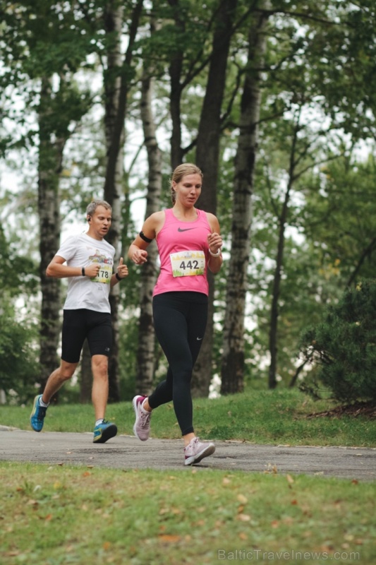 Pozitīvā, sportiskā un jautrā gaisotnē, pulcējot vairāk kā pus tūkstoti dalībnieku, noslēdzās skriešanas seriāla 