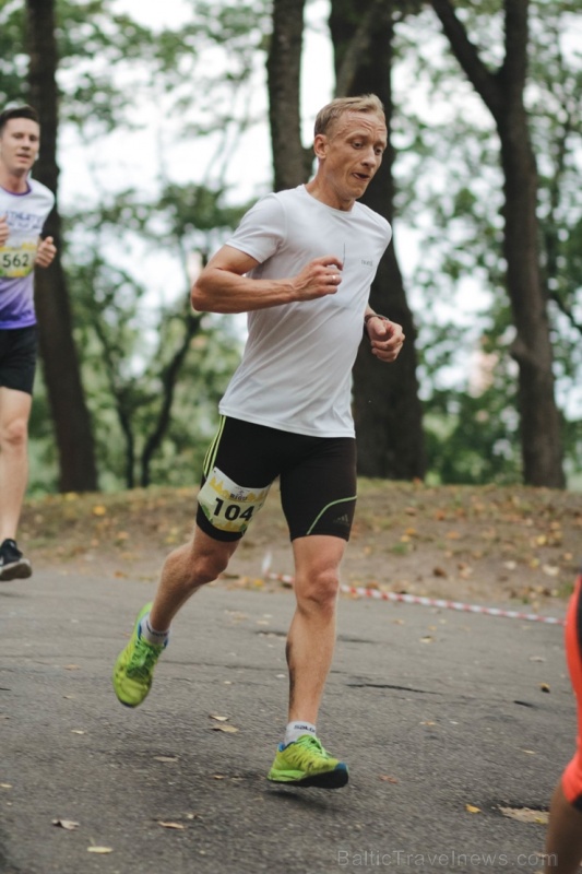 Pozitīvā, sportiskā un jautrā gaisotnē, pulcējot vairāk kā pus tūkstoti dalībnieku, noslēdzās skriešanas seriāla 