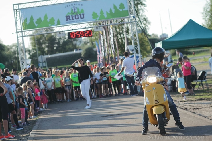 Pozitīvā, sportiskā un jautrā gaisotnē, pulcējot vairāk kā pus tūkstoti dalībnieku, noslēdzās skriešanas seriāla 