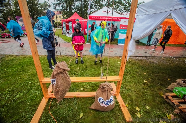 Valmieras ielas skriešanas svētkos piepildīja lielāki un mazāki sportisti, līdzjutēji un tūristi 265978