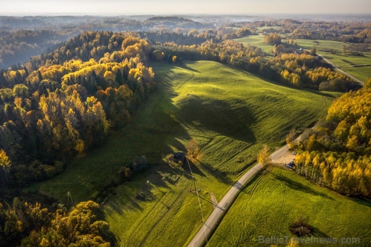 Lai arī šķiet, ka rudens tikai nupat sācies, nepamirkšķināsim ne acu, kad koki būs klāti zeltā! Izbaudi šo gleznaino laiku Alūksnes pusē! 266061