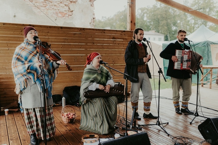 Ar svinībām un gardu mielastu Valmiermuižā atzīmē lielo darbu noslēgšanos, galdā ceļot visu, kas vasarā sarūpēts 266084