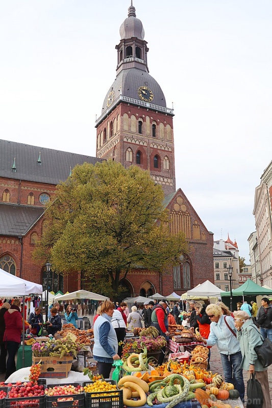 Rīgas Doma laukumā Miķeltirgus piesaista lielu apmeklētāju un pilsētas viesu skaitu 266714