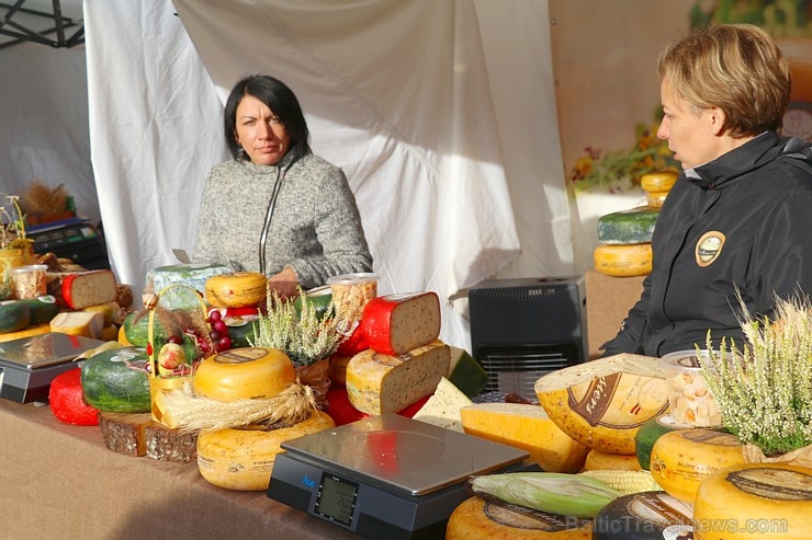 Rīgas Doma laukumā Miķeltirgus piesaista lielu apmeklētāju un pilsētas viesu skaitu 266716