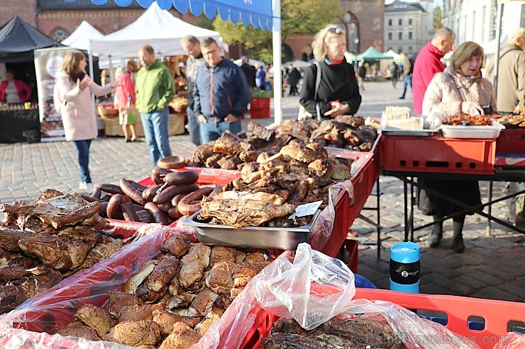 Rīgas Doma laukumā Miķeltirgus piesaista lielu apmeklētāju un pilsētas viesu skaitu 266718