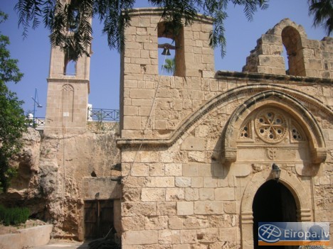 Kultūras gardēži var apmeklēt Agia Napa viduslaiku klosteri (16.gs.),  tas atrodas pašā pilsētas centrā aiz augstas sienas. Kādreizējais sieviešu klos 14574