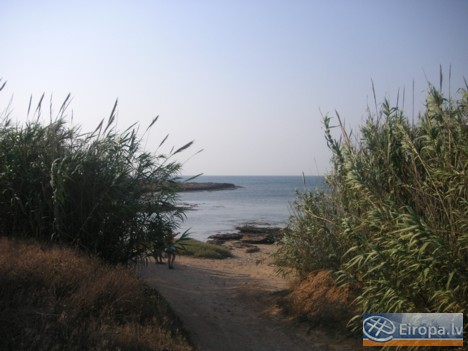 Pastaigā gar piekrasti var atrast arī klusas pludmales. Ceļojumus uz Kipru piedāvā  TEZ Tour 14589