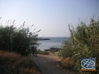 Pastaigā gar piekrasti var atrast arī klusas pludmales. Ceļojumus uz Kipru piedāvā  TEZ Tour 18