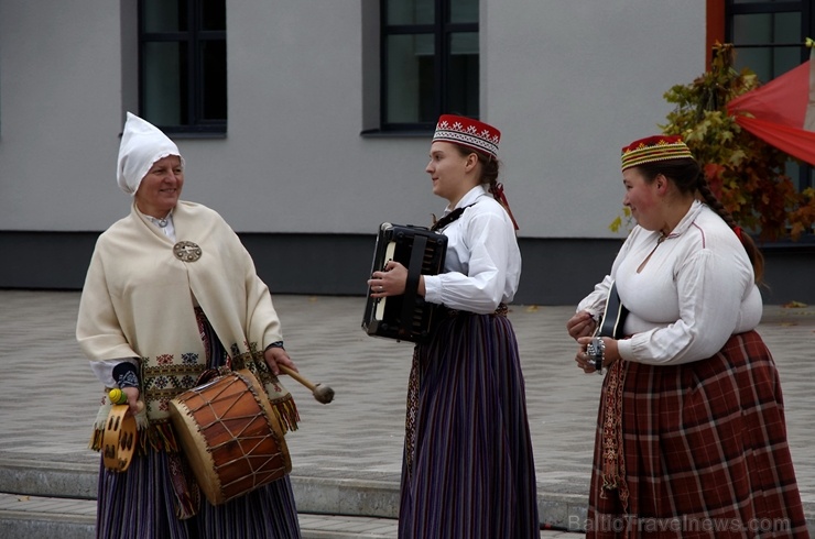 Preiļos norisinājās Svētku laukuma iedancošanas pasākums - deju maratons ar dažādu deju stilu priekšnesumiem 267085