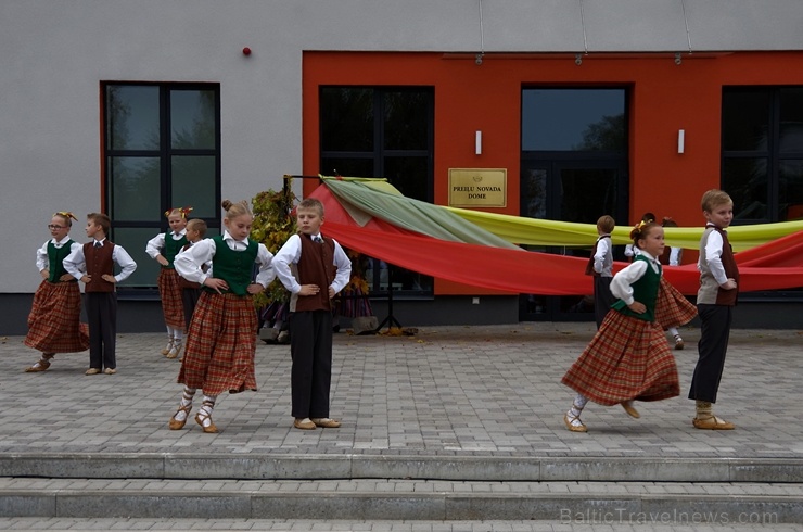 Preiļos norisinājās Svētku laukuma iedancošanas pasākums - deju maratons ar dažādu deju stilu priekšnesumiem 267088