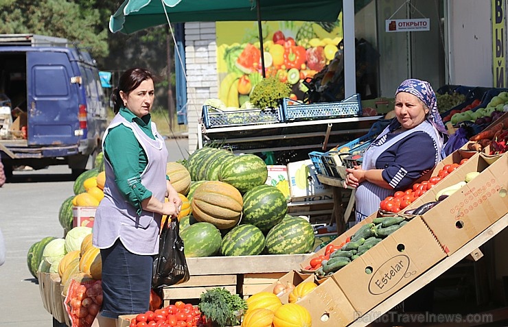 Karačaja-Čerkesijas republikā ēdienā tiek akcentēts garšīgs šašliks, bet augļus un dārzeņus ieved galvenokārt no citurienes. Atbalsta: Magtur 267119