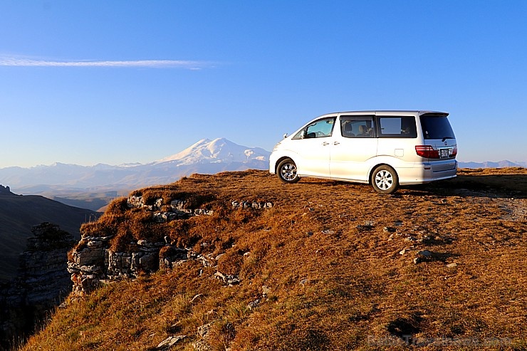 Travelnews.lv rīta agrumā apjūsmo Eiropas augstāko virsotni Elbruss. Atbalsta: Magtur 267216