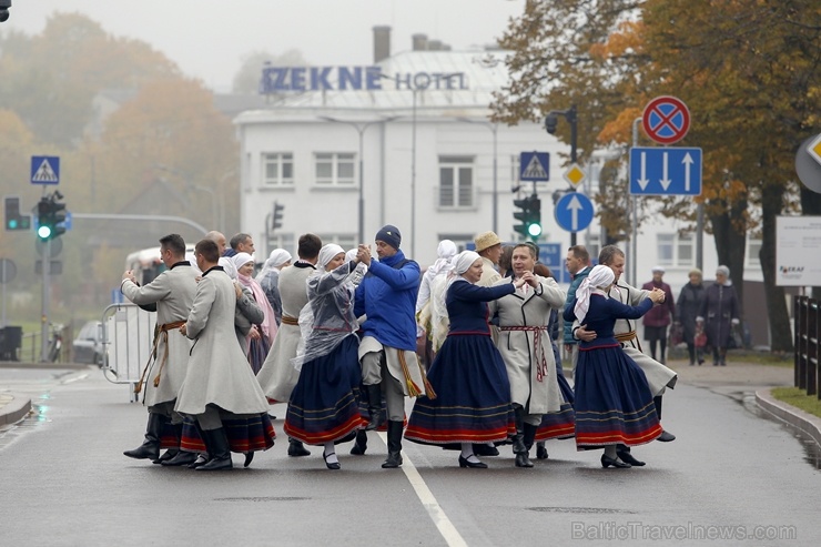 Rēzeknes Miķeļdienas gadatirgus pārsteidz iedzīvotājus un pilsētas viesus ar varenu tirgošanos, mielošanos, muzicēšanu, dejošanu un dižošanos 267308