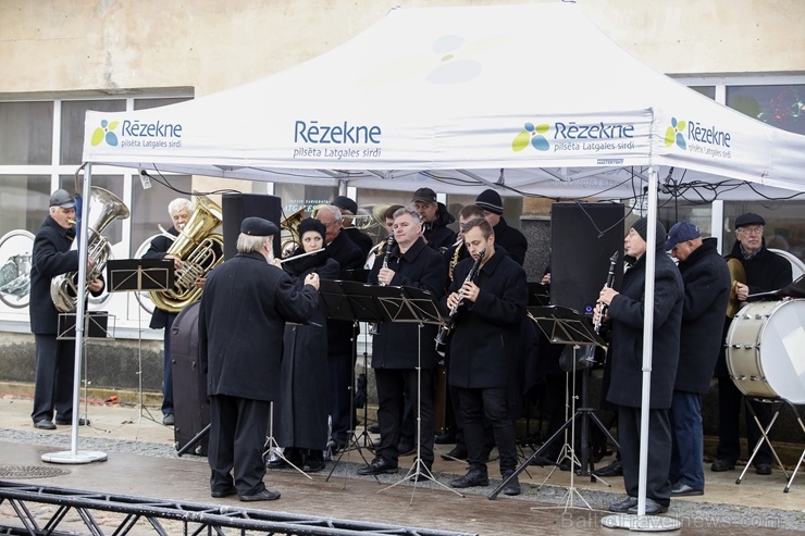 Rēzeknes Miķeļdienas gadatirgus pārsteidz iedzīvotājus un pilsētas viesus ar varenu tirgošanos, mielošanos, muzicēšanu, dejošanu un dižošanos 267309