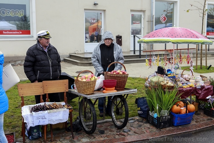 Rēzeknes Miķeļdienas gadatirgus pārsteidz iedzīvotājus un pilsētas viesus ar varenu tirgošanos, mielošanos, muzicēšanu, dejošanu un dižošanos 267311