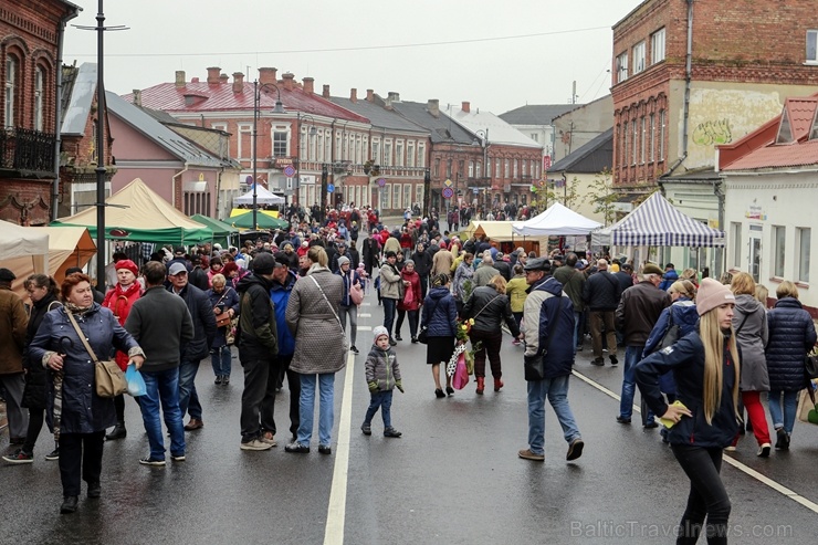 Rēzeknes Miķeļdienas gadatirgus pārsteidz iedzīvotājus un pilsētas viesus ar varenu tirgošanos, mielošanos, muzicēšanu, dejošanu un dižošanos 267313