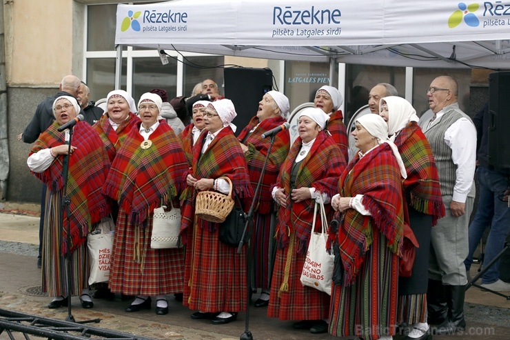 Rēzeknes Miķeļdienas gadatirgus pārsteidz iedzīvotājus un pilsētas viesus ar varenu tirgošanos, mielošanos, muzicēšanu, dejošanu un dižošanos 267315