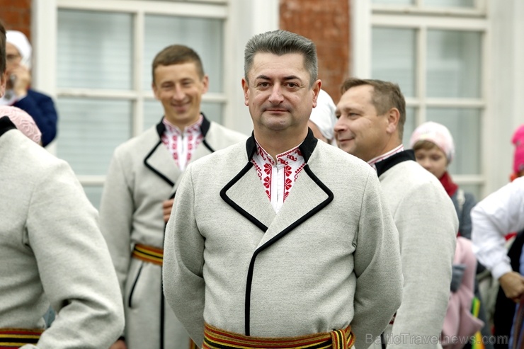 Rēzeknes Miķeļdienas gadatirgus pārsteidz iedzīvotājus un pilsētas viesus ar varenu tirgošanos, mielošanos, muzicēšanu, dejošanu un dižošanos 267316