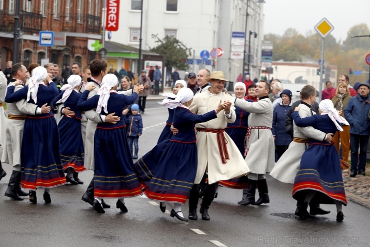 Rēzeknes Miķeļdienas gadatirgus pārsteidz iedzīvotājus un pilsētas viesus ar varenu tirgošanos, mielošanos, muzicēšanu, dejošanu un dižošanos 267321