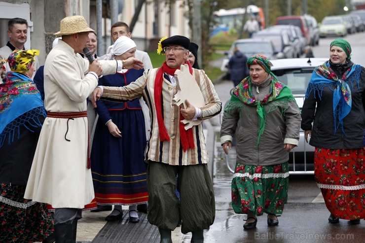 Rēzeknes Miķeļdienas gadatirgus pārsteidz iedzīvotājus un pilsētas viesus ar varenu tirgošanos, mielošanos, muzicēšanu, dejošanu un dižošanos 267325