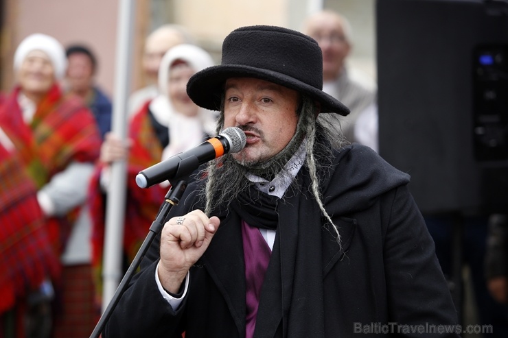 Rēzeknes Miķeļdienas gadatirgus pārsteidz iedzīvotājus un pilsētas viesus ar varenu tirgošanos, mielošanos, muzicēšanu, dejošanu un dižošanos 267328