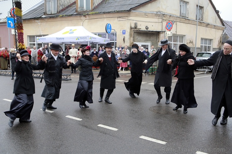 Rēzeknes Miķeļdienas gadatirgus pārsteidz iedzīvotājus un pilsētas viesus ar varenu tirgošanos, mielošanos, muzicēšanu, dejošanu un dižošanos 267329