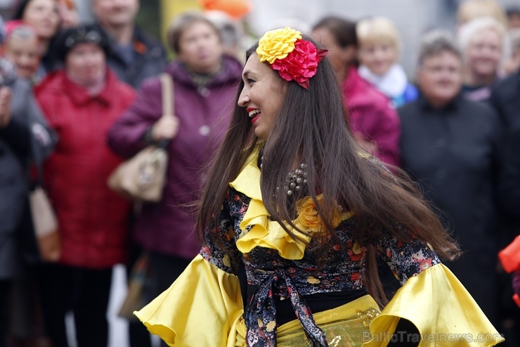 Rēzeknes Miķeļdienas gadatirgus pārsteidz iedzīvotājus un pilsētas viesus ar varenu tirgošanos, mielošanos, muzicēšanu, dejošanu un dižošanos 267334