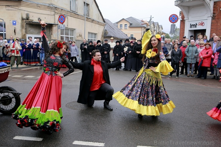 Rēzeknes Miķeļdienas gadatirgus pārsteidz iedzīvotājus un pilsētas viesus ar varenu tirgošanos, mielošanos, muzicēšanu, dejošanu un dižošanos 267336