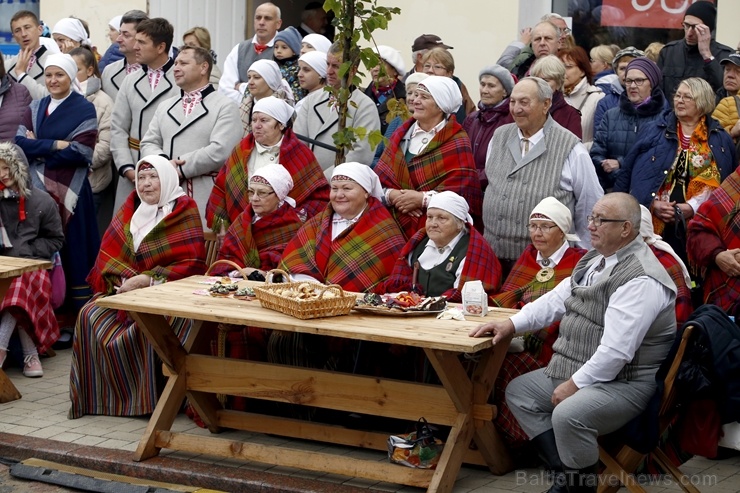 Rēzeknes Miķeļdienas gadatirgus pārsteidz iedzīvotājus un pilsētas viesus ar varenu tirgošanos, mielošanos, muzicēšanu, dejošanu un dižošanos 267352