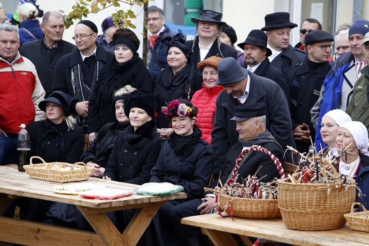 Rēzeknes Miķeļdienas gadatirgus pārsteidz iedzīvotājus un pilsētas viesus ar varenu tirgošanos, mielošanos, muzicēšanu, dejošanu un dižošanos 267353