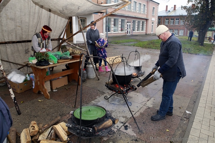 Rēzeknes Miķeļdienas gadatirgus pārsteidz iedzīvotājus un pilsētas viesus ar varenu tirgošanos, mielošanos, muzicēšanu, dejošanu un dižošanos 267363