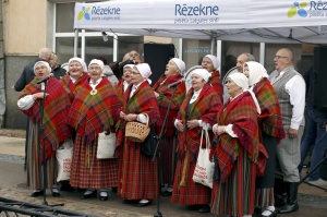 Rēzeknes Miķeļdienas gadatirgus pārsteidz iedzīvotājus un pilsētas viesus ar varenu tirgošanos, mielošanos, muzicēšanu, dejošanu un dižošanos 10