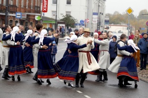 Rēzeknes Miķeļdienas gadatirgus pārsteidz iedzīvotājus un pilsētas viesus ar varenu tirgošanos, mielošanos, muzicēšanu, dejošanu un dižošanos 16