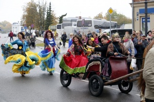 Rēzeknes Miķeļdienas gadatirgus pārsteidz iedzīvotājus un pilsētas viesus ar varenu tirgošanos, mielošanos, muzicēšanu, dejošanu un dižošanos 26