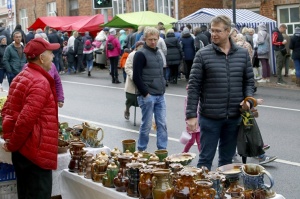 Rēzeknes Miķeļdienas gadatirgus pārsteidz iedzīvotājus un pilsētas viesus ar varenu tirgošanos, mielošanos, muzicēšanu, dejošanu un dižošanos 37